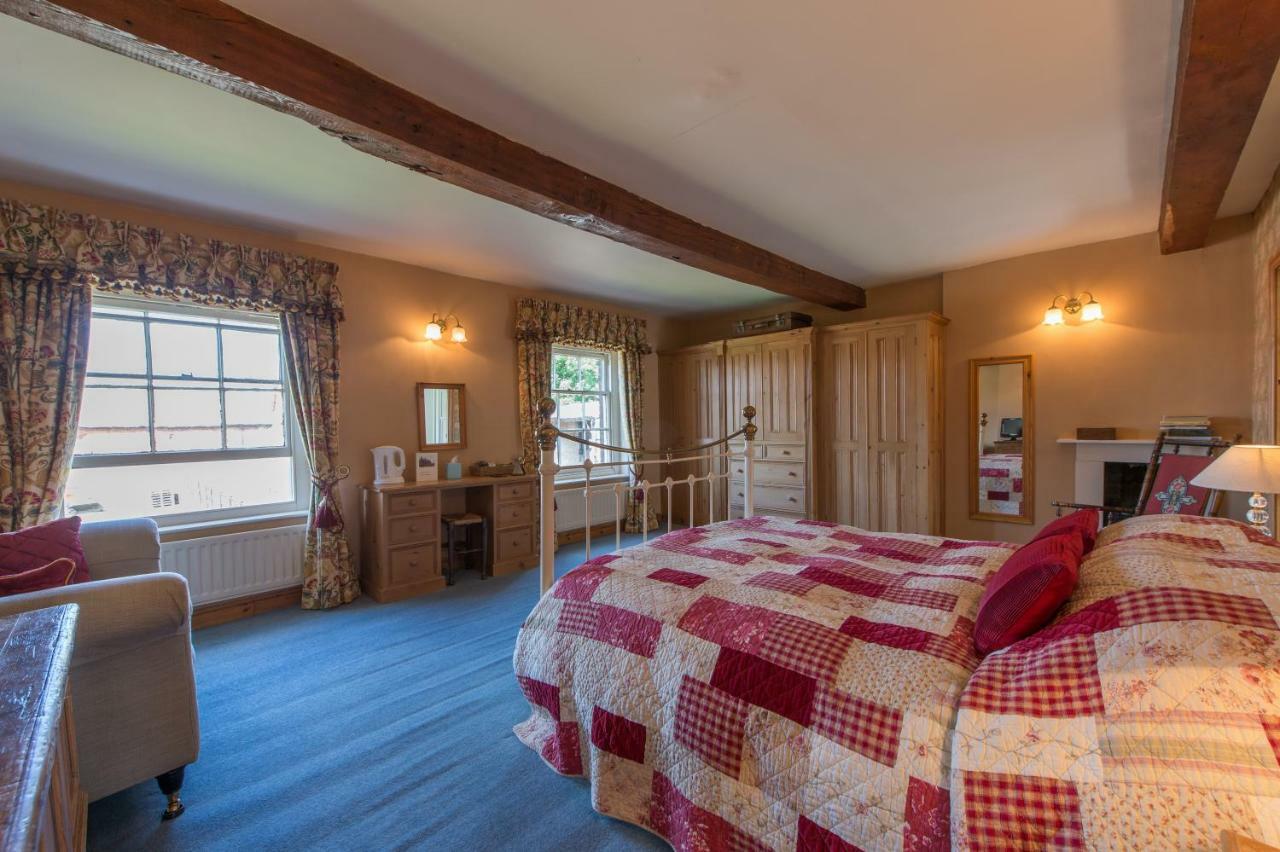 Moreton Hall Farm Bed & Breakfast นิวพอร์ต ภายนอก รูปภาพ