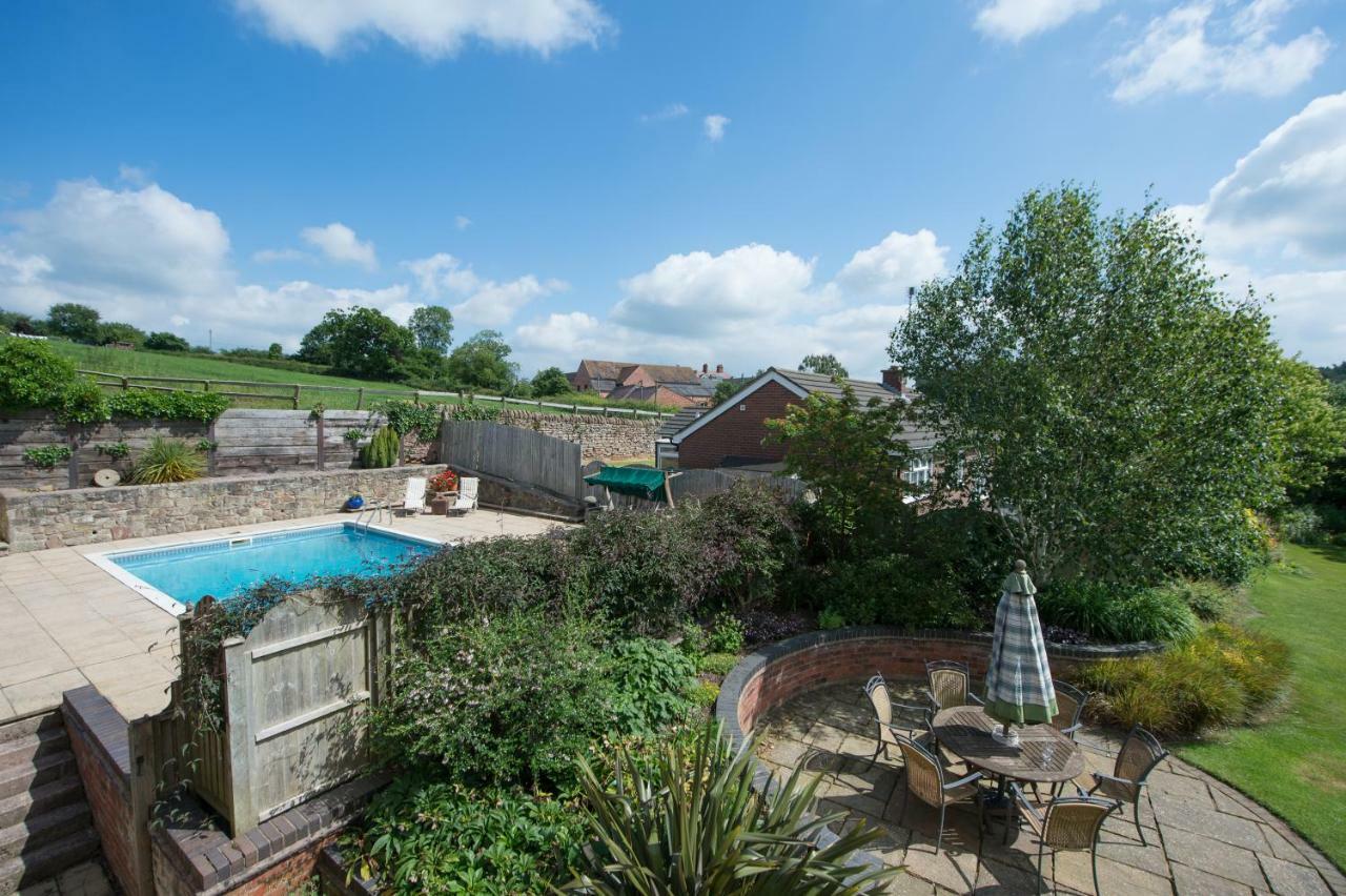 Moreton Hall Farm Bed & Breakfast นิวพอร์ต ภายนอก รูปภาพ