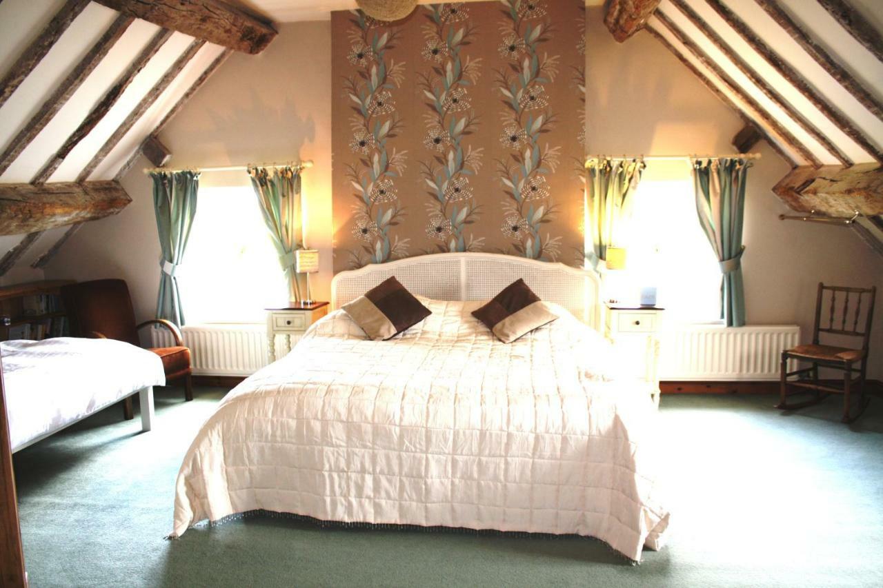 Moreton Hall Farm Bed & Breakfast นิวพอร์ต ภายนอก รูปภาพ