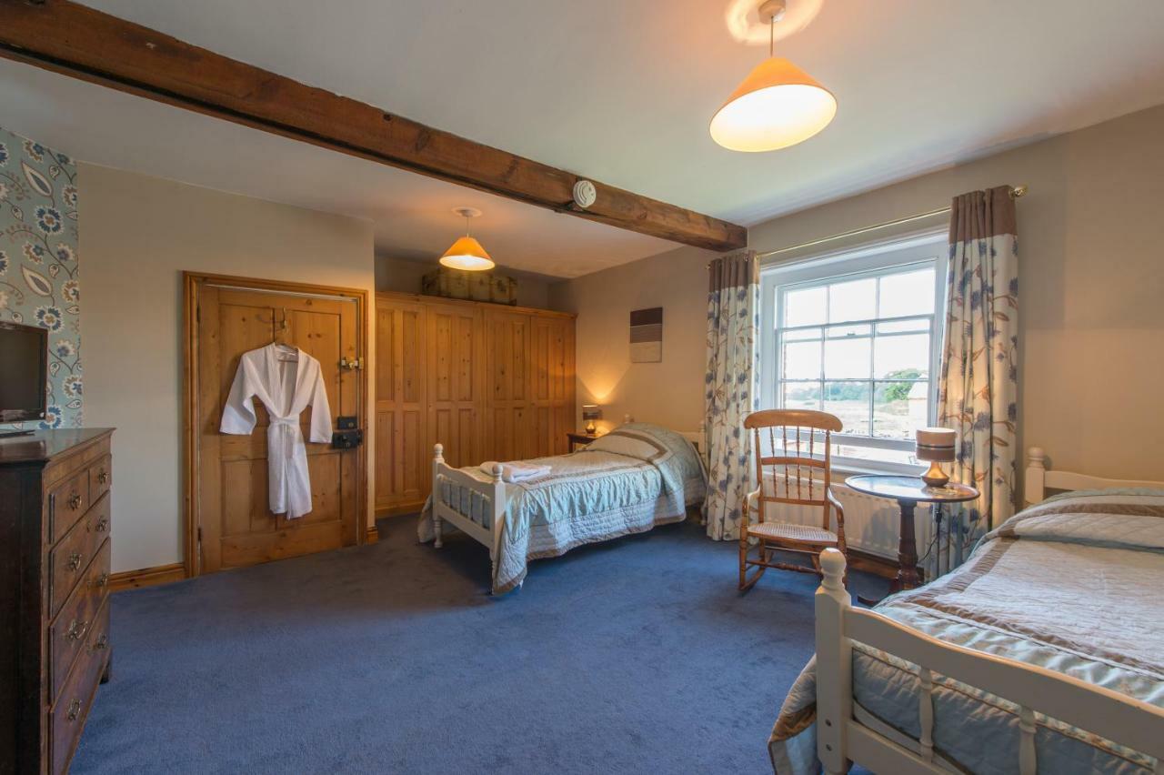 Moreton Hall Farm Bed & Breakfast นิวพอร์ต ภายนอก รูปภาพ