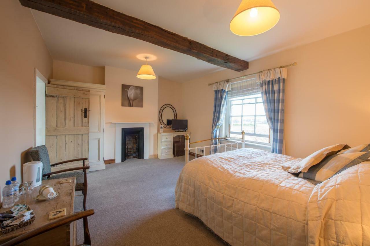 Moreton Hall Farm Bed & Breakfast นิวพอร์ต ภายนอก รูปภาพ