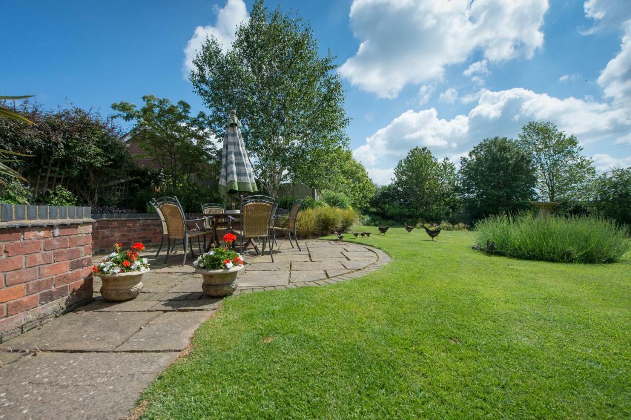 Moreton Hall Farm Bed & Breakfast นิวพอร์ต ภายนอก รูปภาพ